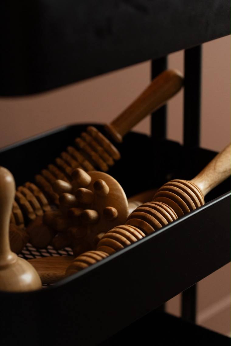 Accessoires de massage en bois ranges dans le chariot
