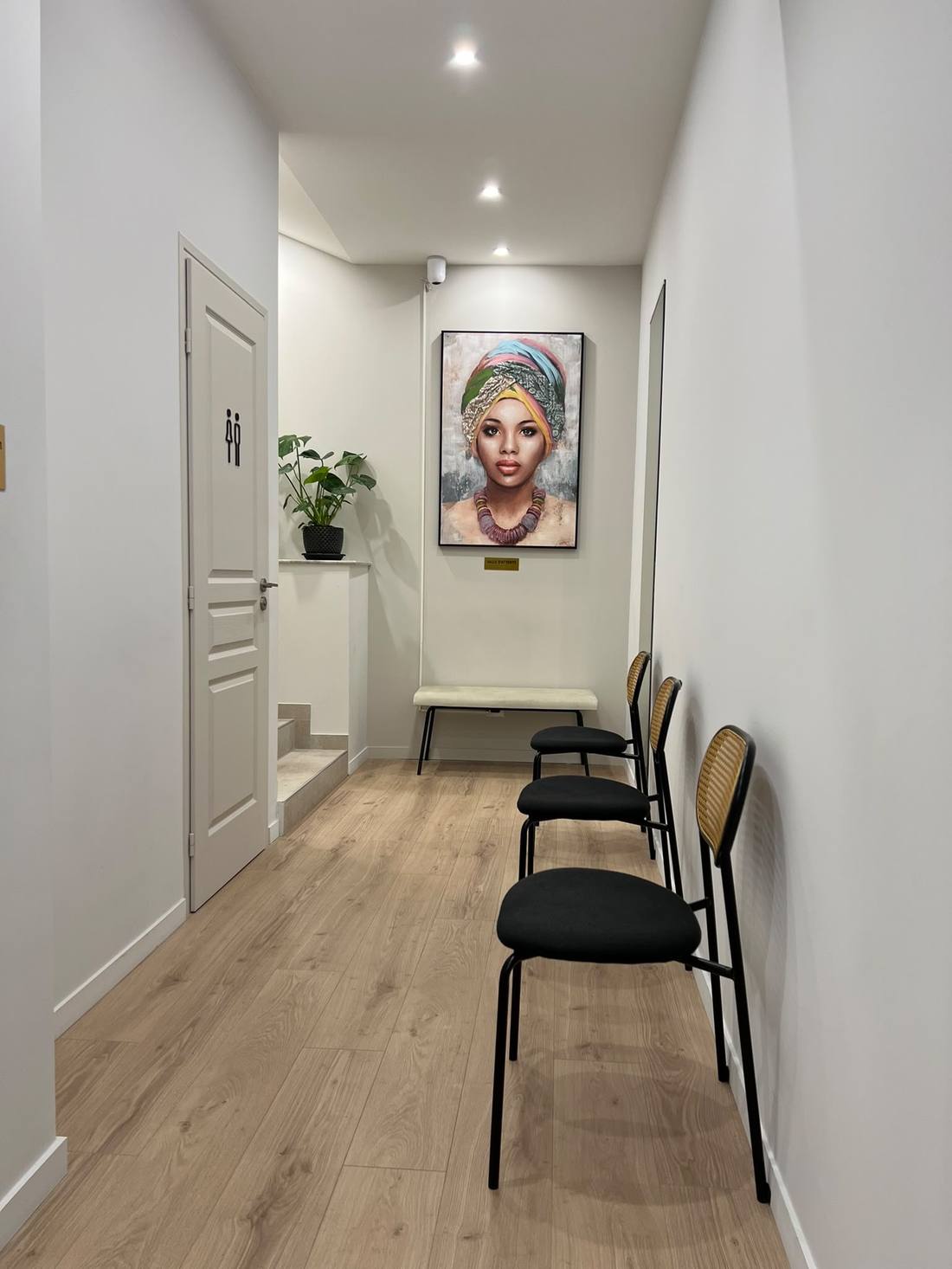 Salle d'attente lumineuse avec assises, banc et parquet clair